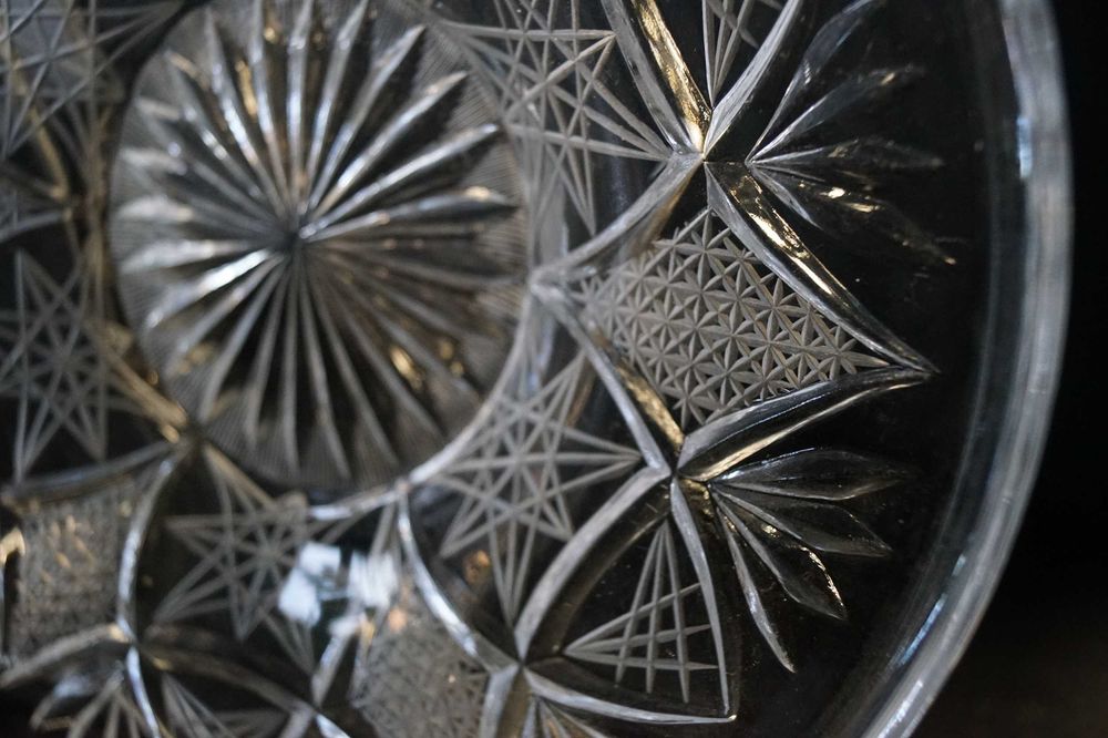 Duża efektowna kryształowa patera.