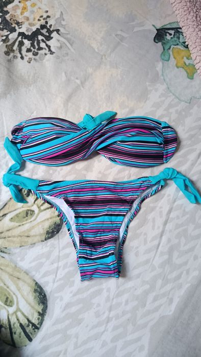 Biquíni às riscas azul e rosa