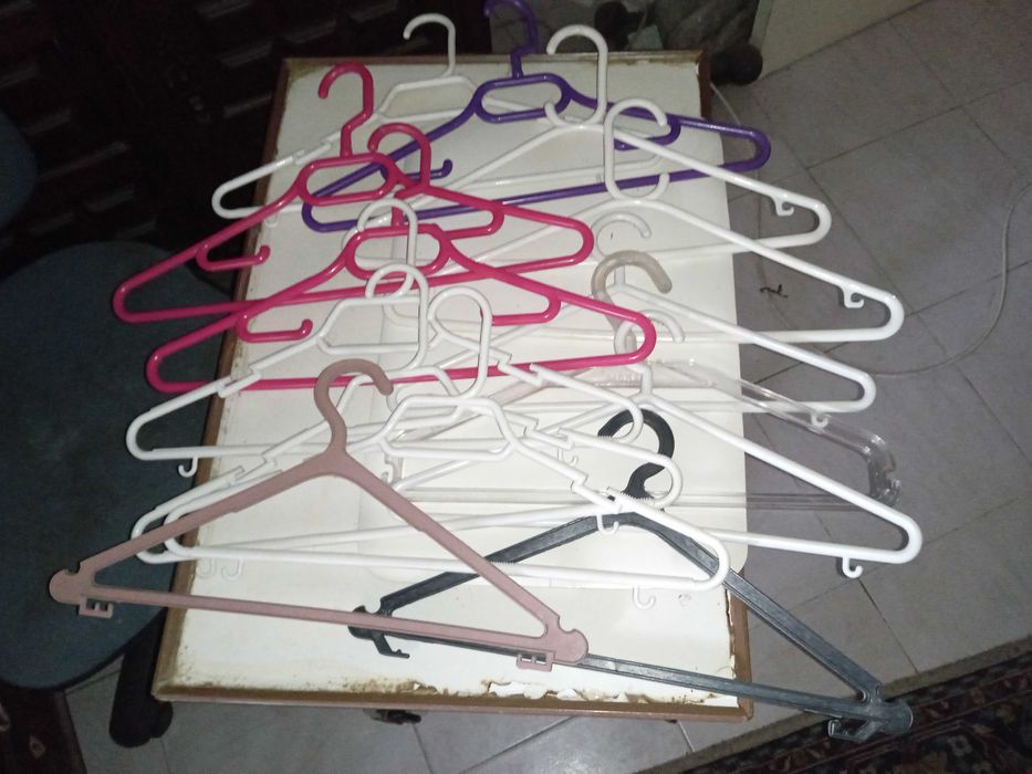 Cabides de diversos tamanhos, materiais e formatos