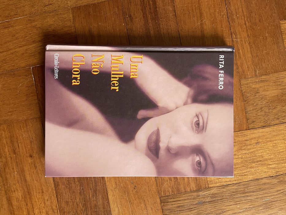 Livro: Uma Mulher não Chora de Rita Ferro