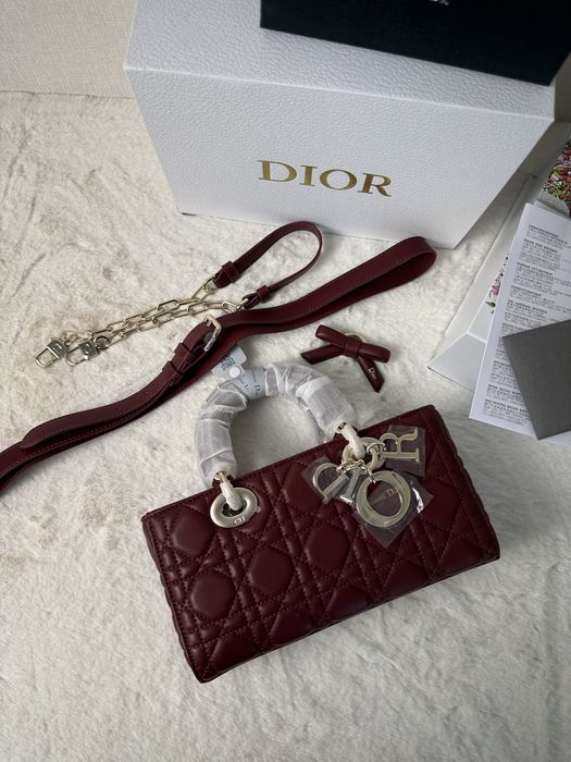 Жіноча сумка Dior Lady D-Joy у  бордовому кольорі.