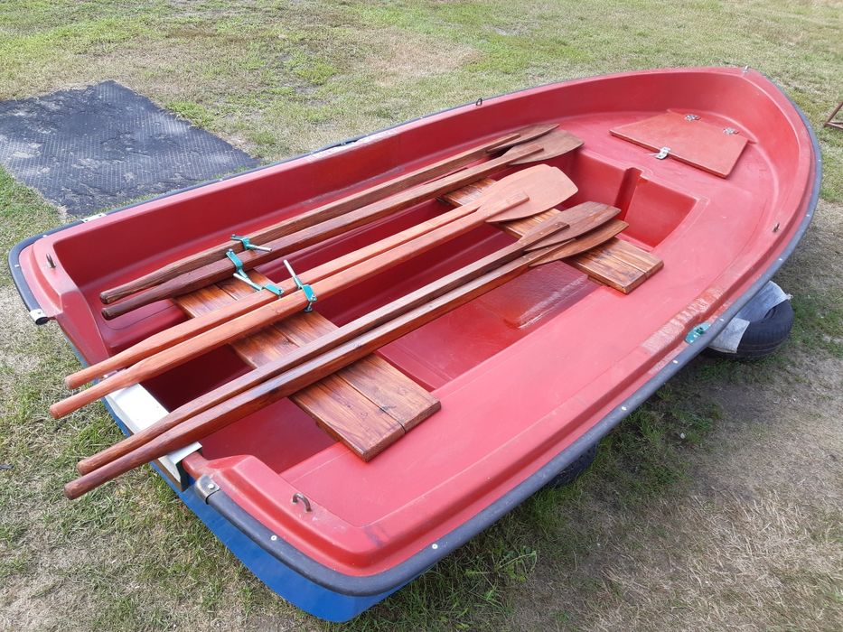 Sprzedam dużą łódkę wędkarską.