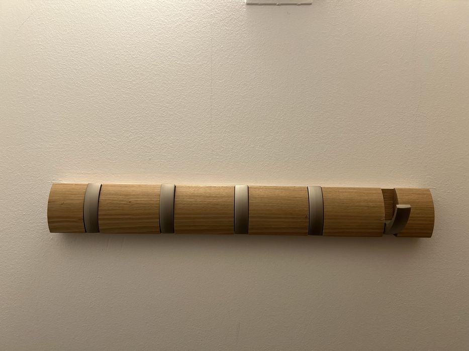 Cabide de parede com 5 ganchos retráteis (em madeira e metal)