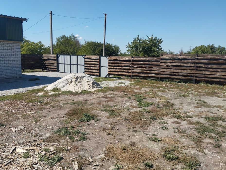Гарна та велика земельна ділянка з забудовою