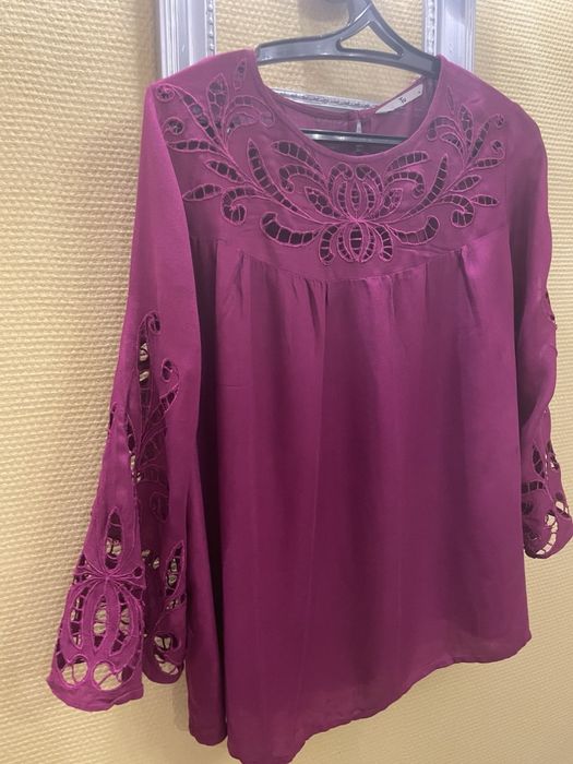 Блузка ришелье + черная кожаная юбка