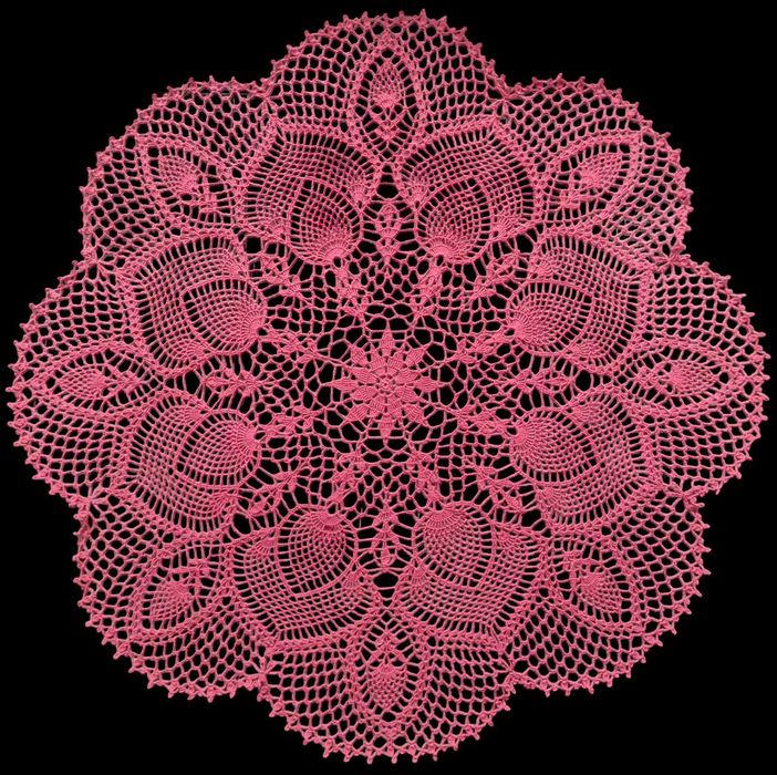 Ажурная скатерть кораллового цвета d 82 cм. х/б, ручная работа