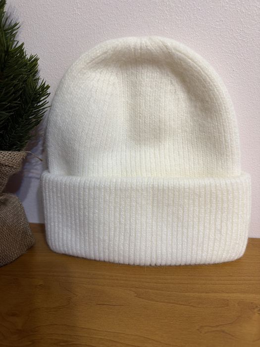 Шапка зимова жіноча, білого кольору