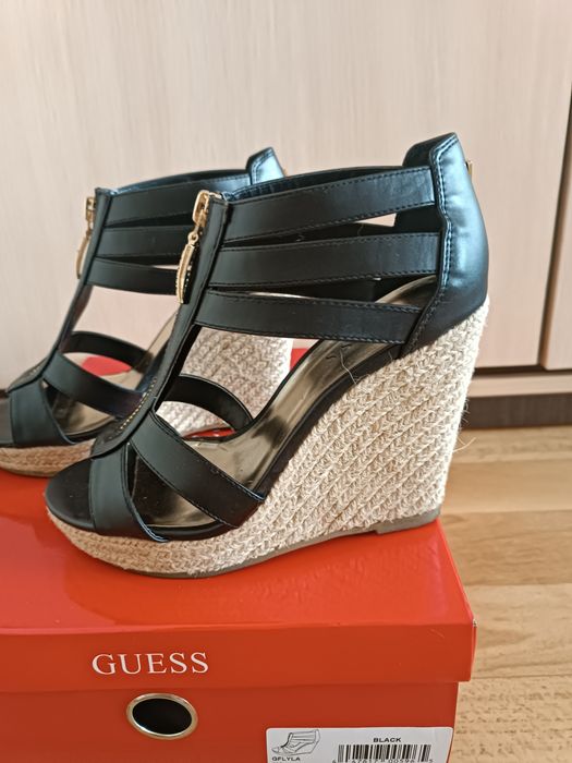 Взуття на танкетці Guess