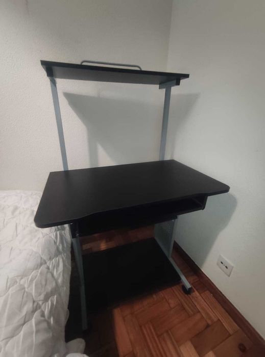 Secretária Para Computador, Pequena e Funcional - Cor Preto