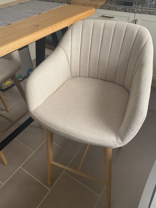 Mesa de cozinha com cadeiras
