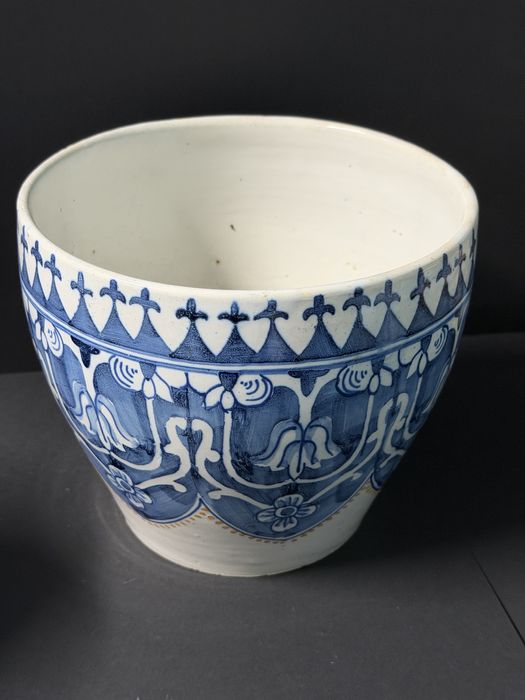 Par de vasos pintados á mão em fainça