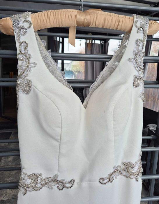 Suknia ślubna ze zdobieniem