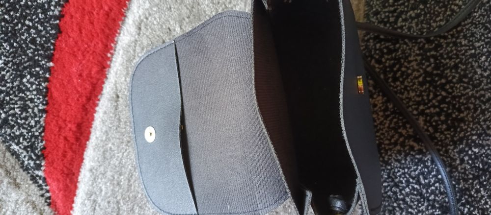 Czarna torebka ze złotymi frędzelkami