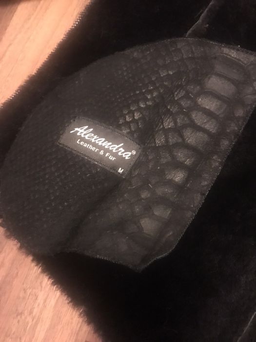 Продам  натуральную женскую дубленку с копишоном.