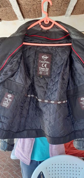 Vendo blusão e capacete de moto o blusão em couro como novo da casa das peles e o capacete ls2 com 2 vizeiras