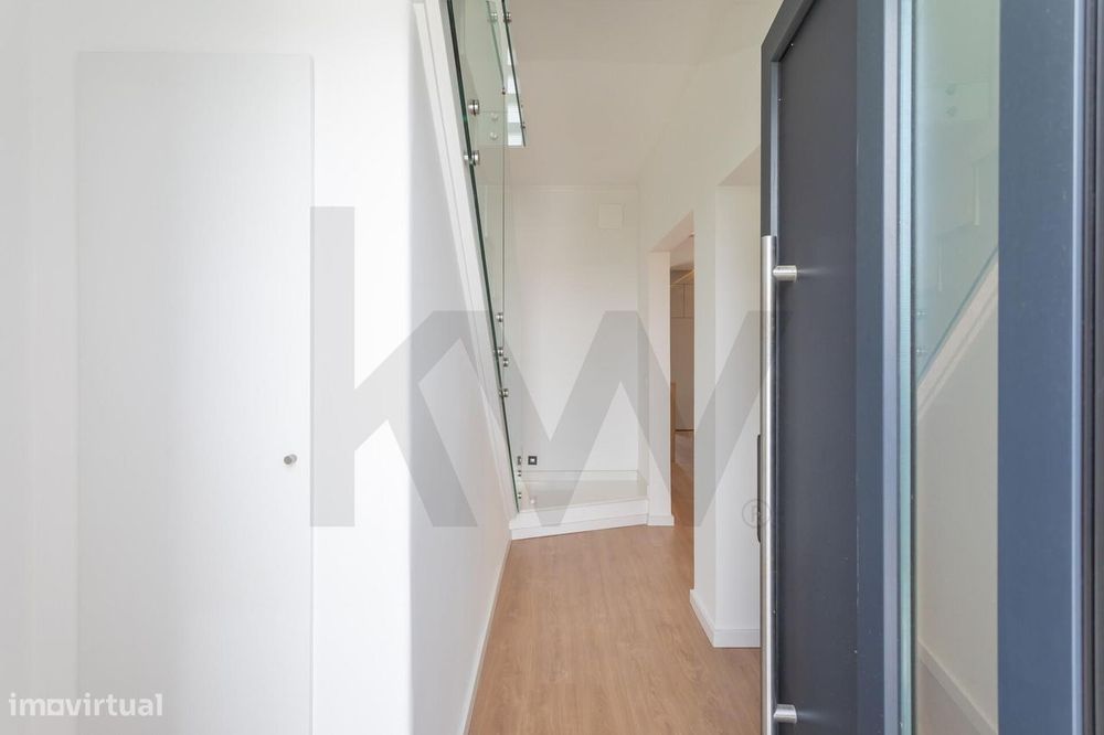 Charmosa Moradia T5 com Jardim Totalmente Remodelada -  Sassoeiros, Ca