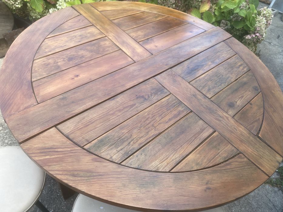 Mesa de madeira com 4 bancos