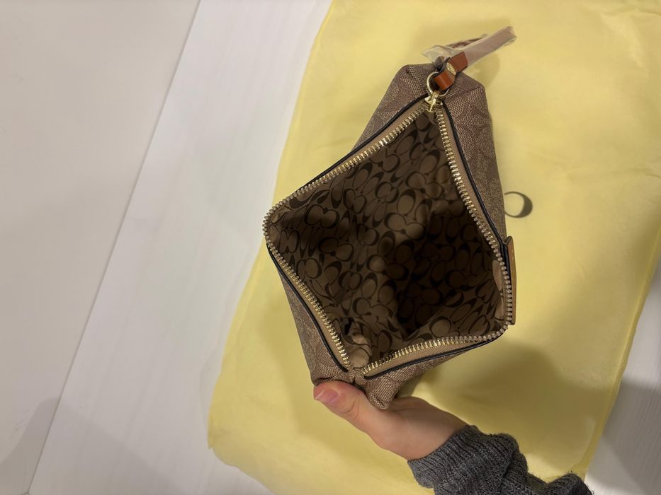 Bolsa coach  necessaire cloutch mala de mão castanha bege
