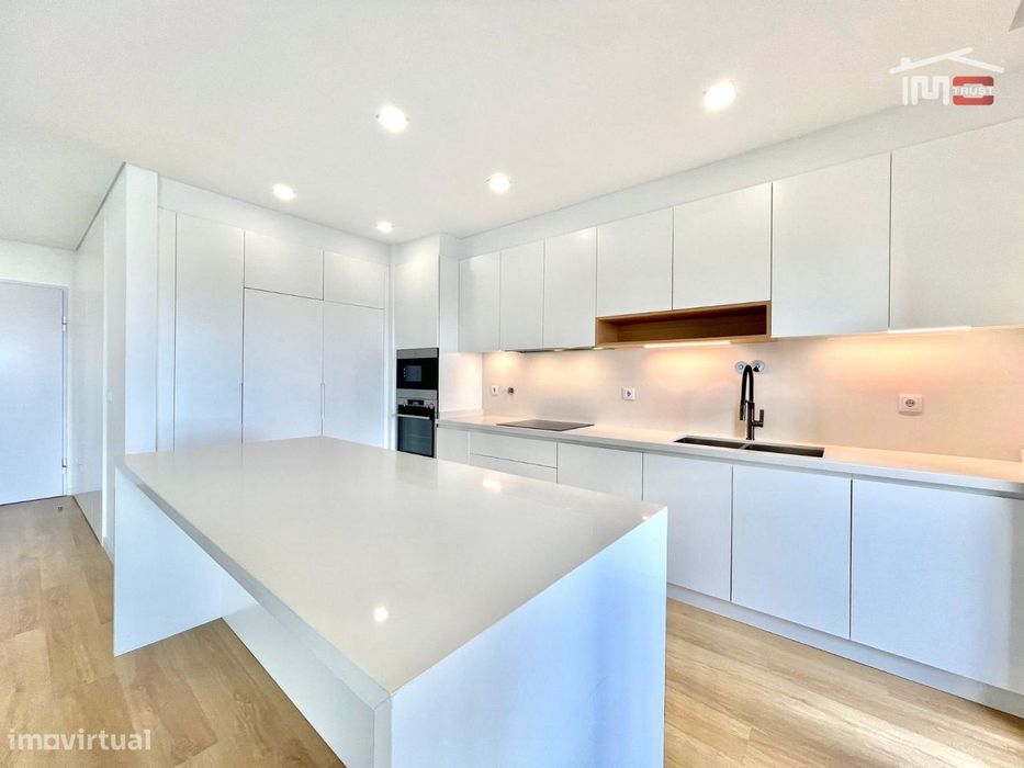 Fabuloso Apartamento T3 Barreio 155m2, 7andar c/ Elevador e Garagem