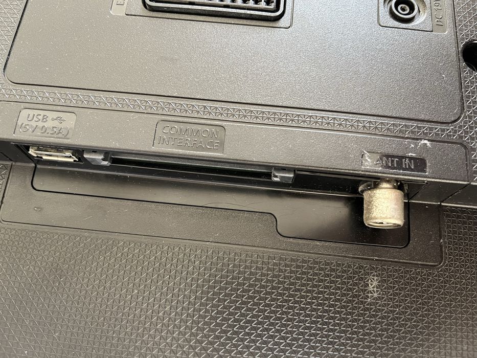 TV samsung preta 73 cms comprimento, diagonal 84 cms