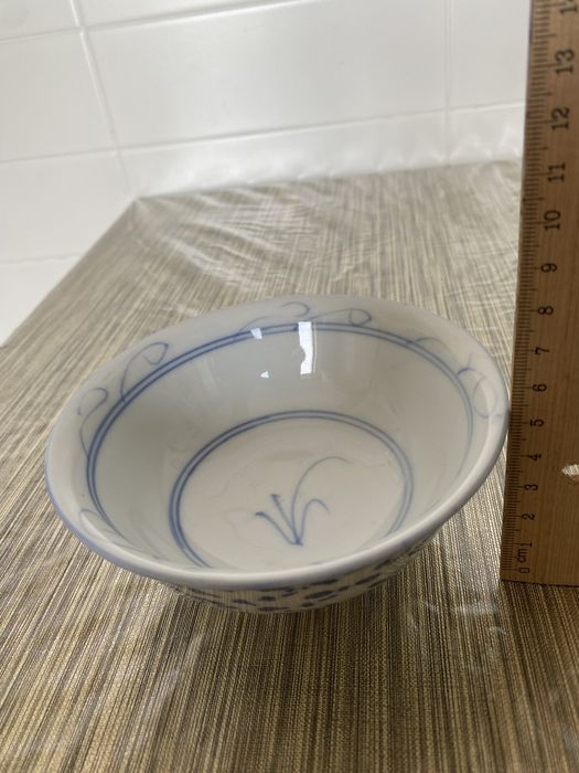 Tigela de porcelana chinesa antiga de transição azul e branca