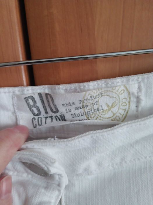Białe spodnie - jeansy