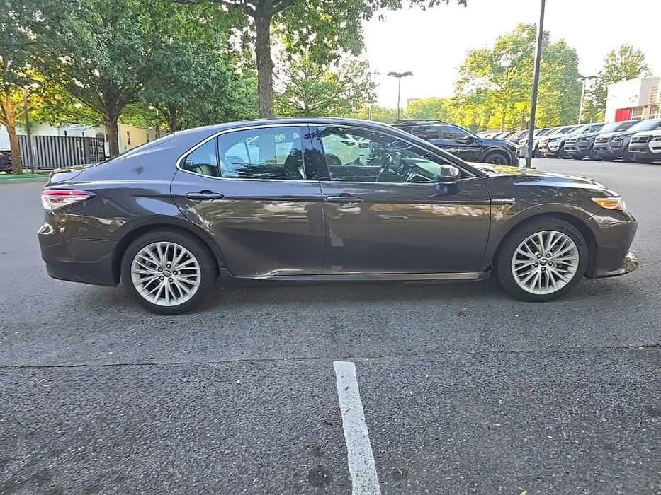 Toyota Camry Hybrid      2019
