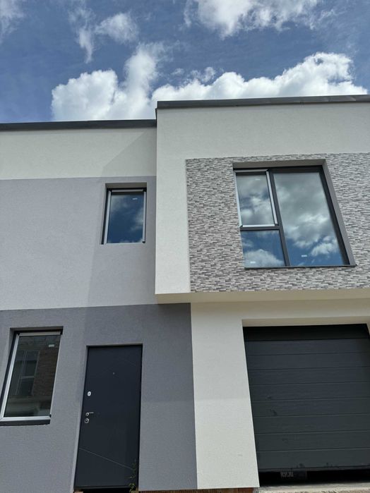 Продаж Таунхауса 140 м2 з гаражем, комунікаціями та закритими дворами!