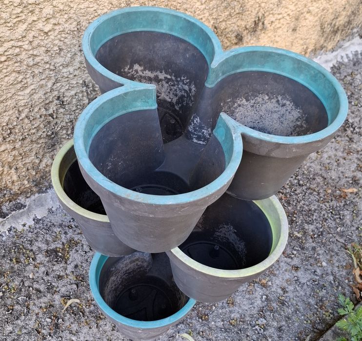 Floreiras em barro e plastico