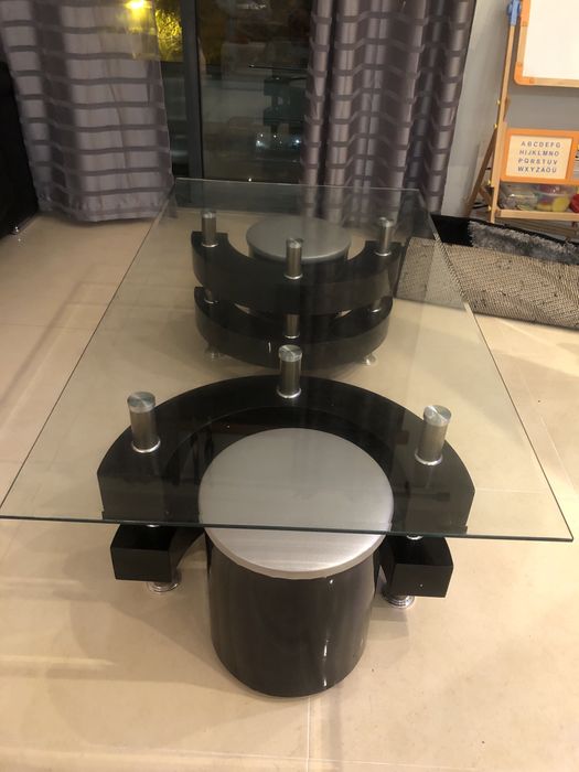 Mesa de vidro sala com 2 bancos em bom estado
