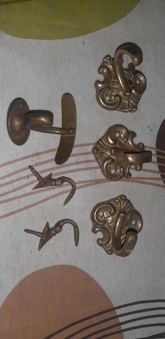 Cabides antigos em metal e buda