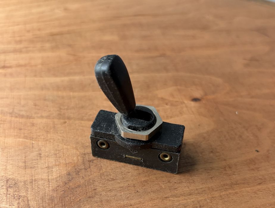 Stary przełącznik kołyskowy