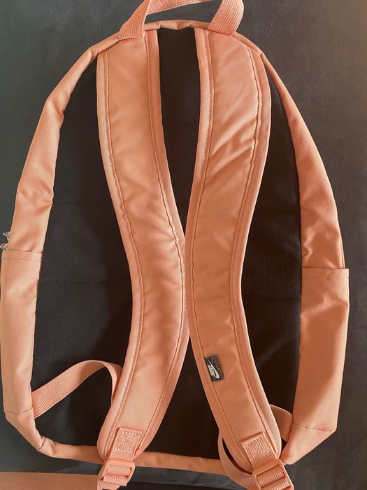 Рюкзак Nike помаранчевого кольору, дуже зручний, має багато кишень .