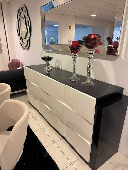 Sala de Jantar completa em exposição (mesa+cadeiras+aparador+moldura)
