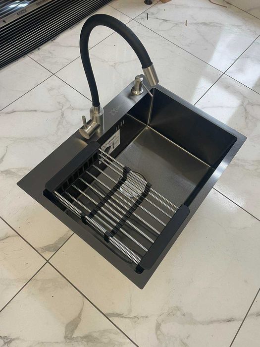 Кухонная мойка Luminex 6045 черная и смеситель для кухни черный гибкий