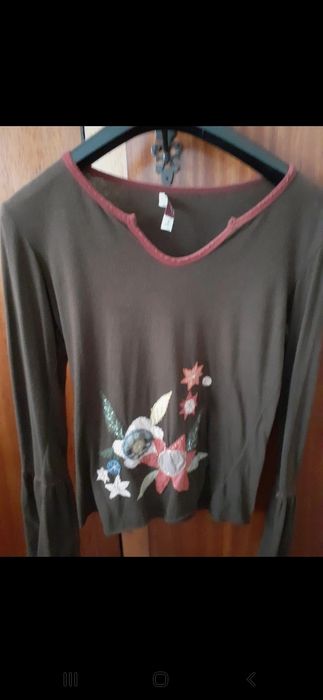 Blusa castanha com flores aplicadas