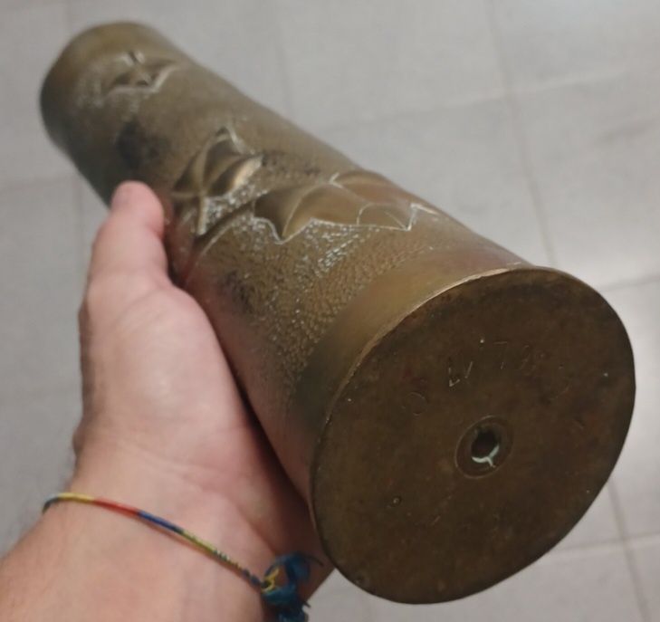 Trench Art em cápsulas francesas de 75 mm (com relevo vegetal/vaso)