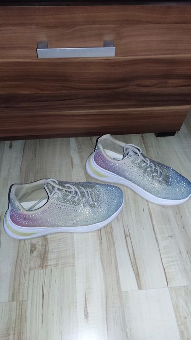Buty z cyrkoniami