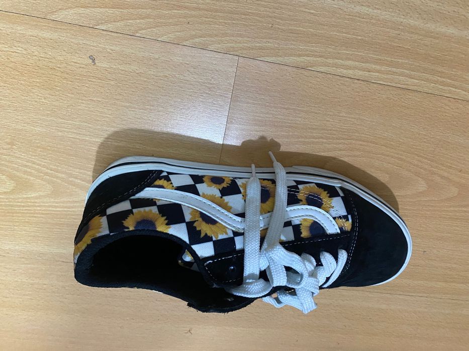 Roupas, tênis e fraldas tamanho M e G.