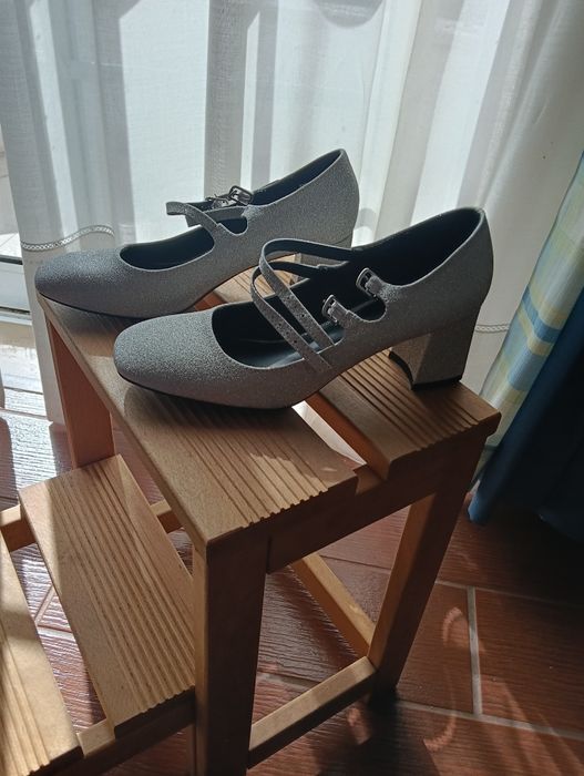 Sapatos prata novos