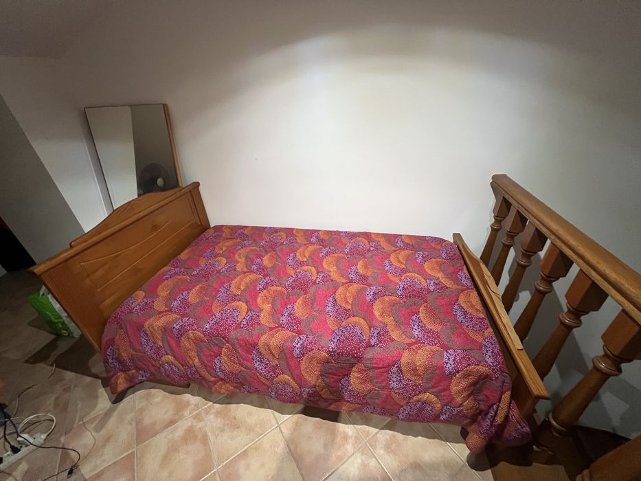 Cama solteiro em madeira