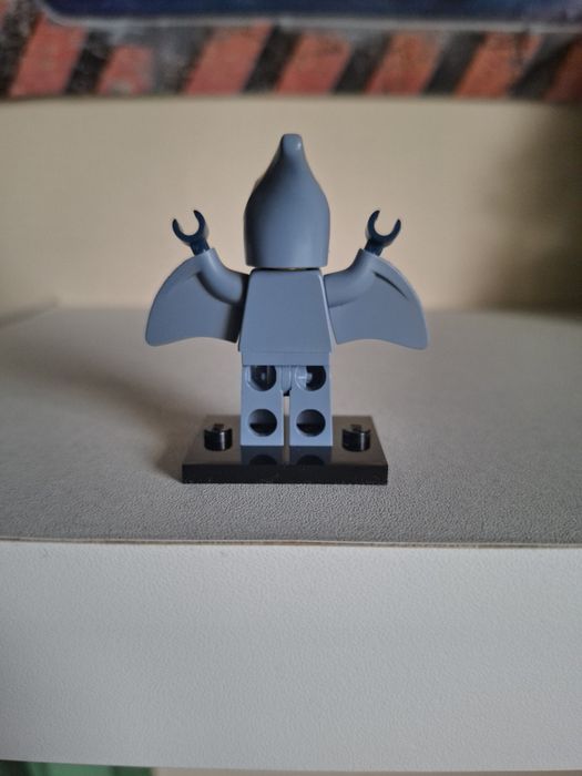 Minifigurka Lego z serii 27 Miłośniczka pterodaktyli w przebraniu.
