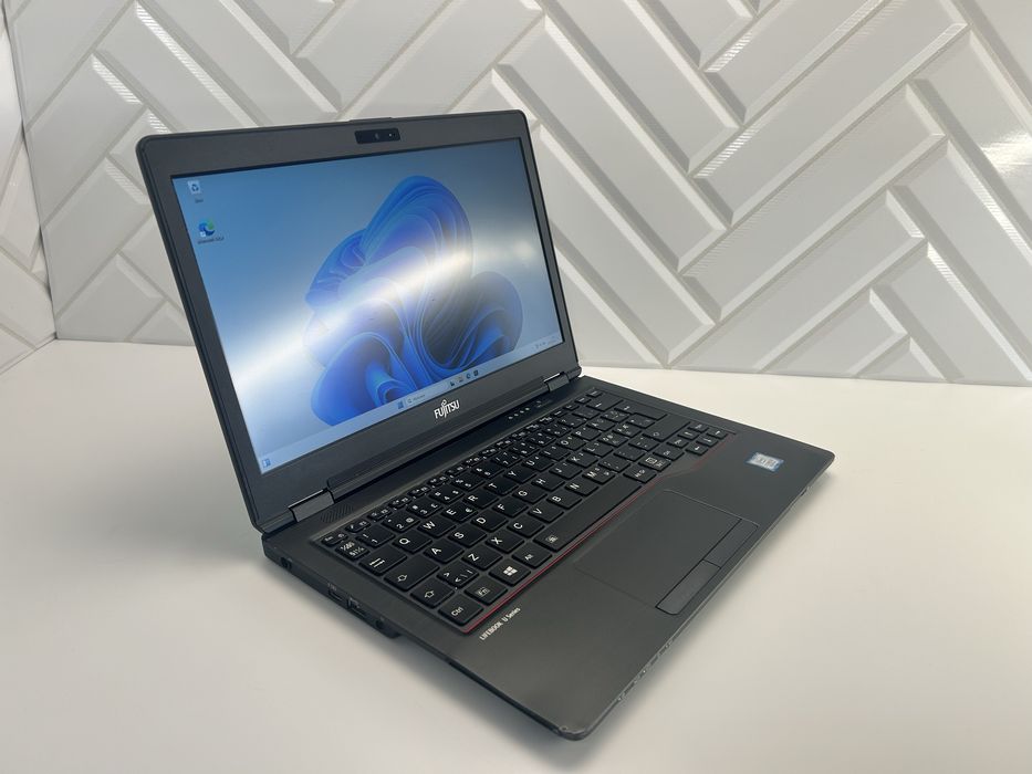 Laptop Fujitsu U729 i5-8265U 8 GB / 256 GB SSD