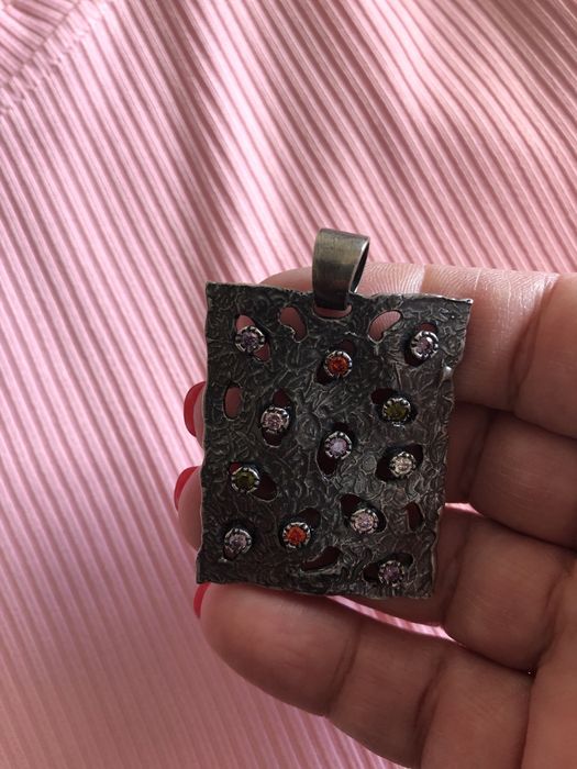 Medalha em prata com pedrinhas