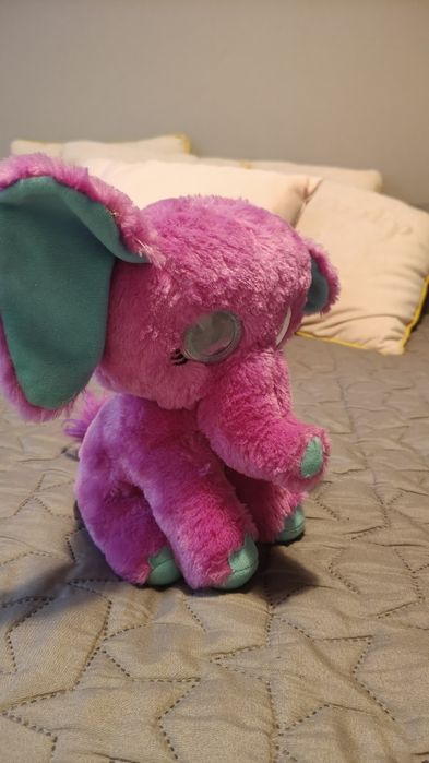 Słonik ze świecącymi oczami.