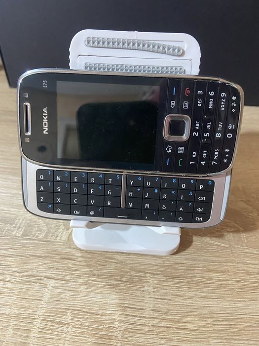 Мобильный телефон Nokia E75