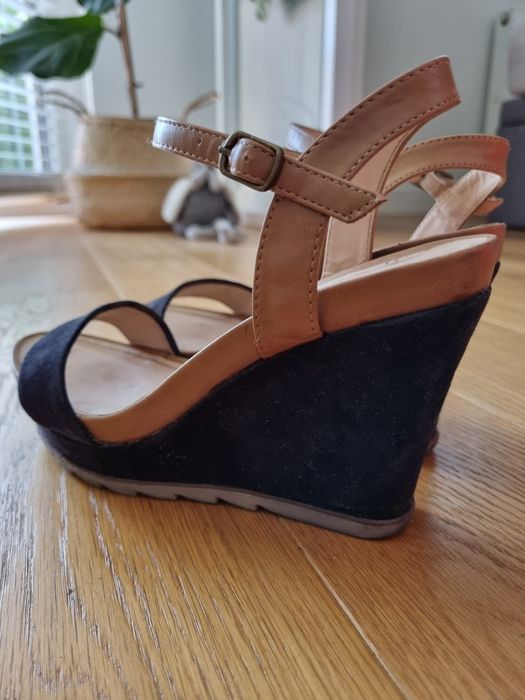 Sandały na koturnie