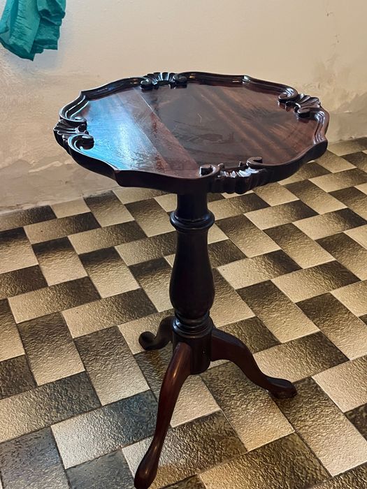 Mesa pé de galo ,estilo vitoriano ou D. João V em madeira maciça.