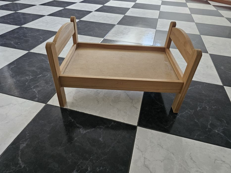 Cama de madeira ikea