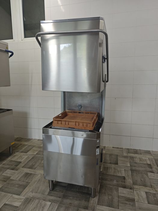 Посудомийна машина професійна купольна Electrolux NHT8G